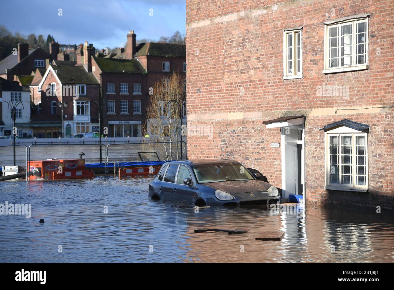 Un'auto nelle difese alluvione allagate di ewdley, Worcestershire, come il fiume Severn rimane alto, con gli avvertimenti di ulteriori inondazioni in tutto il Regno Unito. Foto Stock