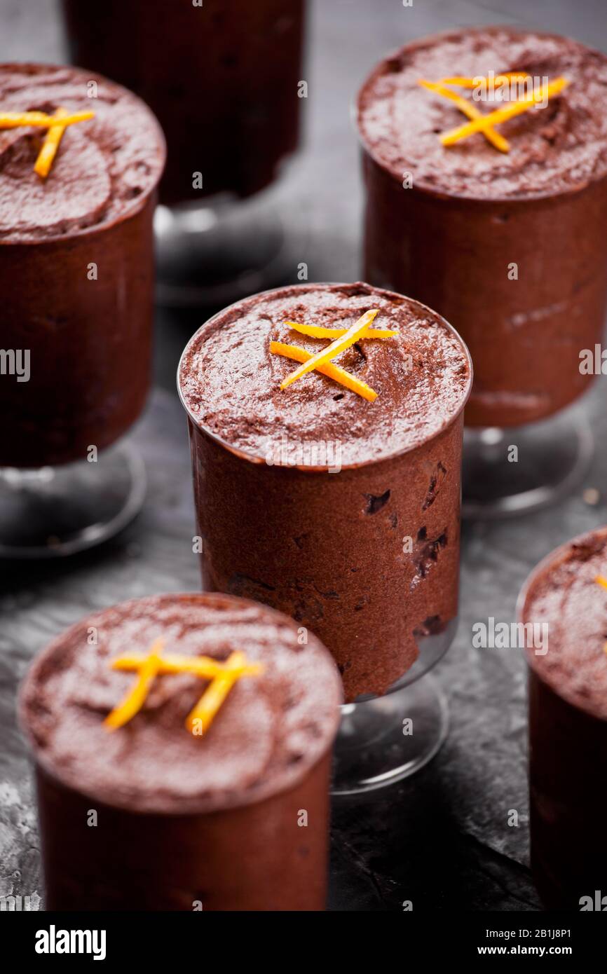 Piccoli bicchieri di cioccolato fatto in casa e mousse d'arancia Foto Stock