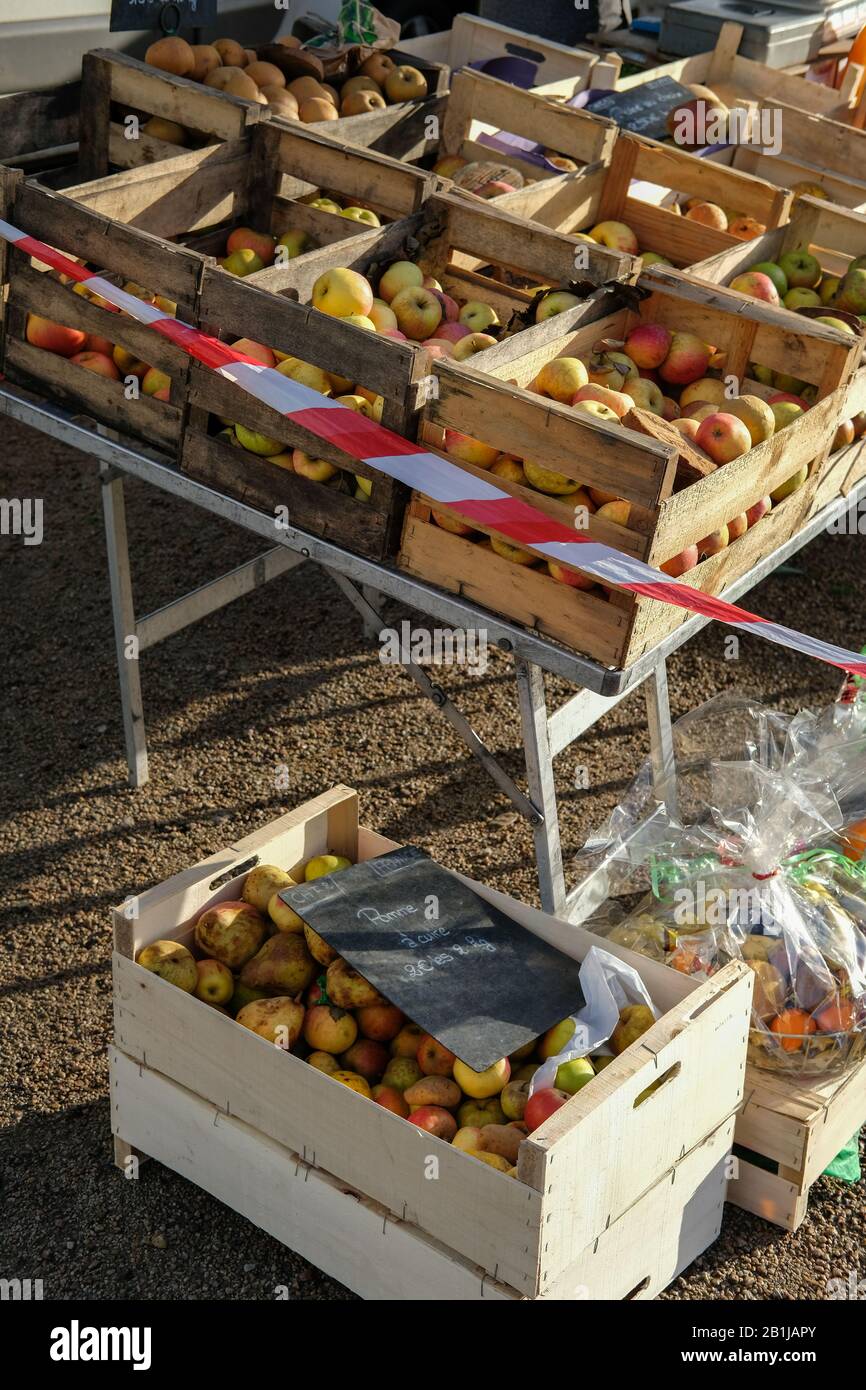 Mele al mercato di un agricoltore locale francese Foto Stock