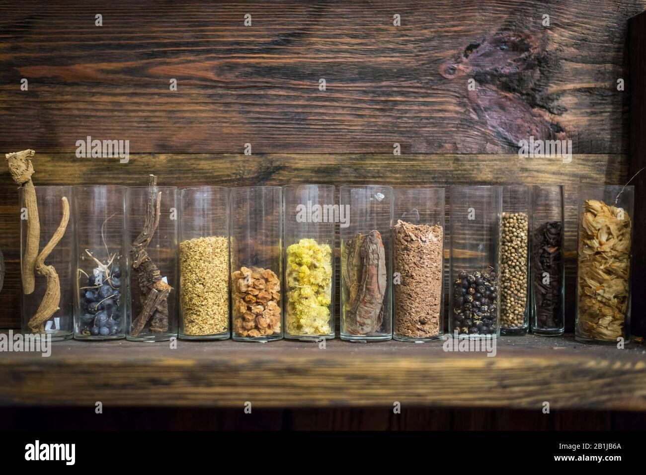 Ingredienti per pozione magica in provette di vetro Foto Stock