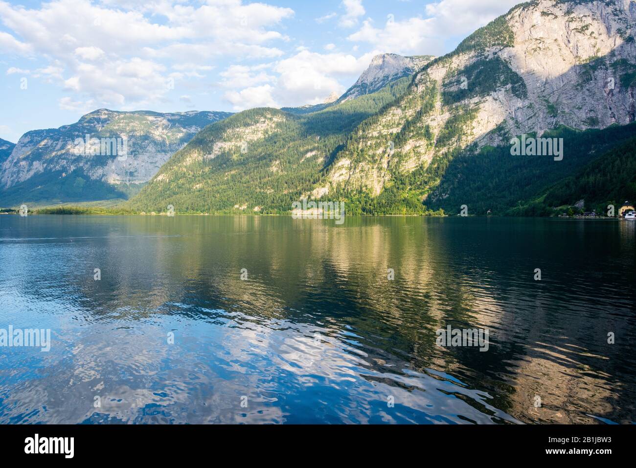 Acque cristalline di Hallstatter Vedere il lago in Austria, con le montagne sullo sfondo. Foto Stock