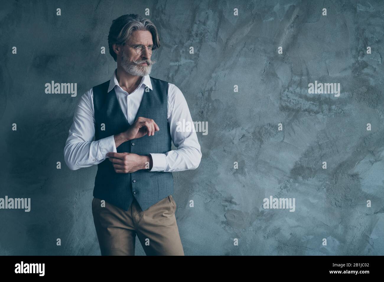 Ritratto di stordimento vecchio dandy uomo regola maniche pulsante  preparare per lavoro incontro aspetto buona copia spazio indossare abito  marrone camicia isolato sopra Foto stock - Alamy