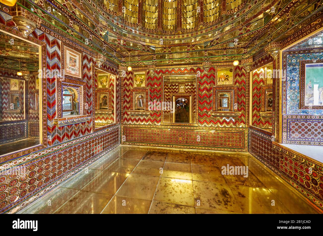 Squisita opera a intarsi di vetro, camera decorata pesantemente con specchi colorati nel Palazzo della Città di Udaipur, Rajasthan, India Foto Stock