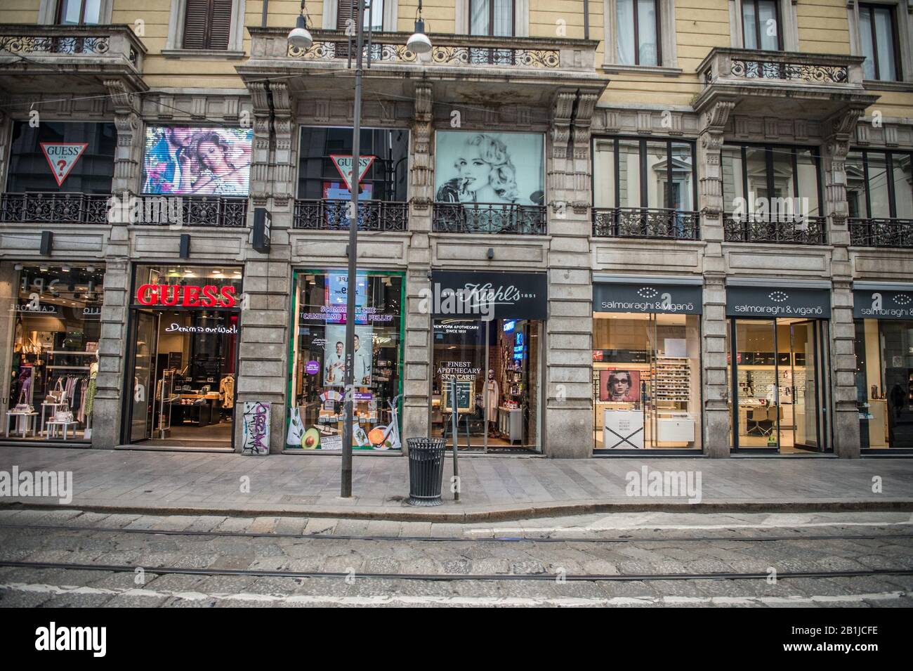 Milano, Italia. 26th Feb, 2020. Strade deserte, negozi vuoti e persone con  maschere per le strade