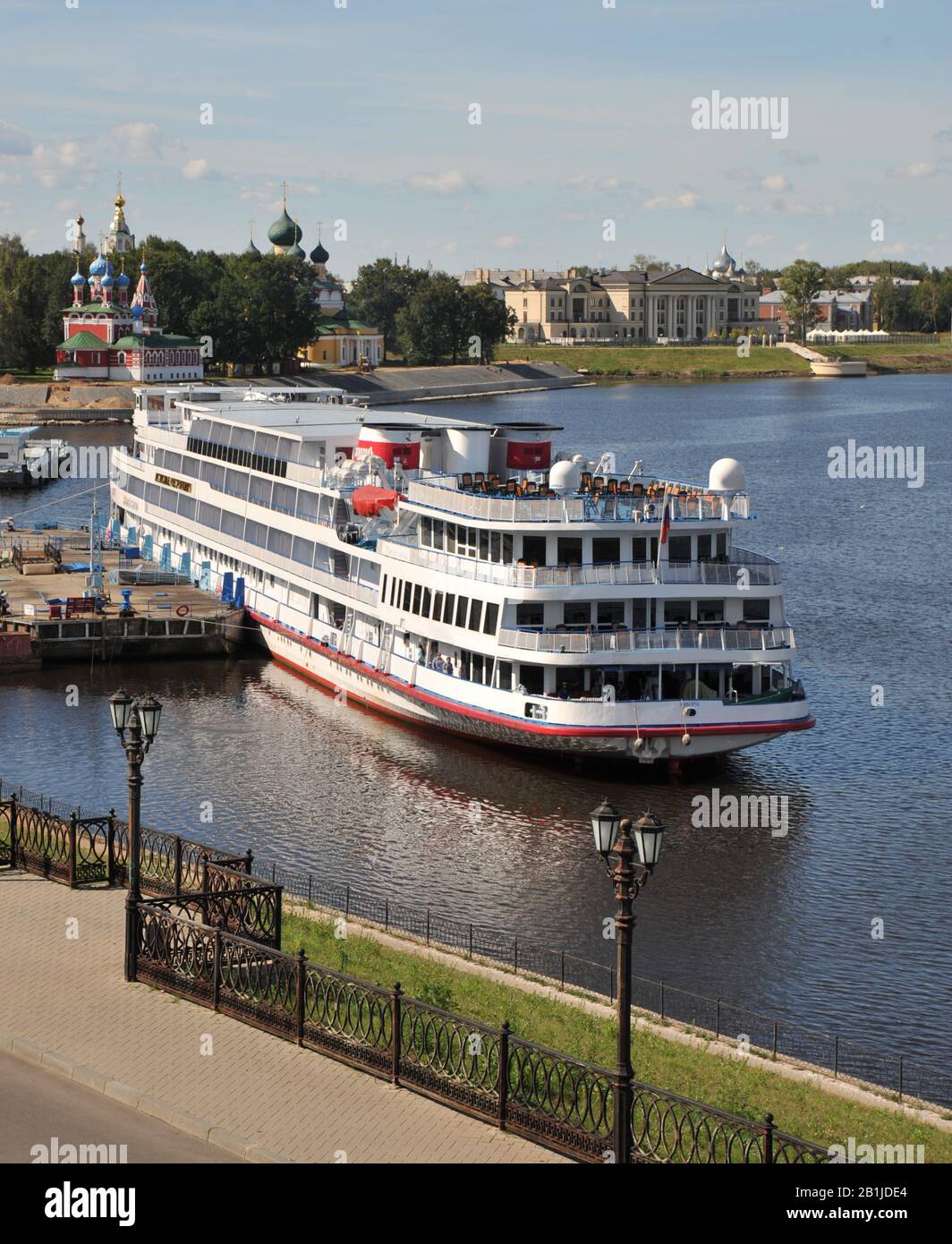 Nave da crociera per passeggeri sul fiume Volga a Uglich. Foto Stock