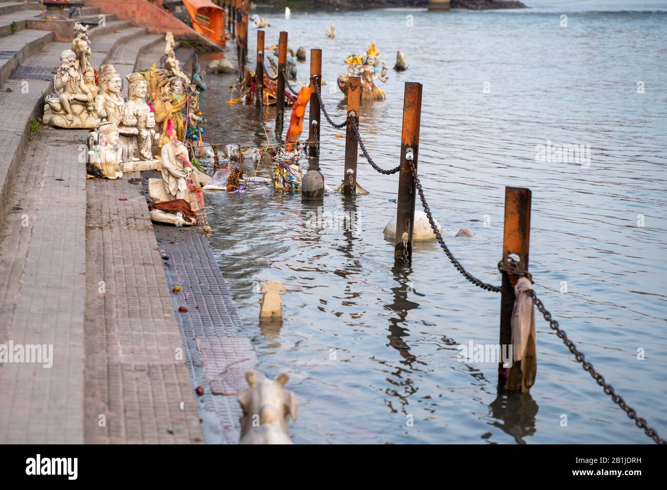 Haridwar, India - febbraio 22, 2020: Vari idoli religous indù sono posti sui ghats e nel fiume di Ganges come offerte Foto Stock