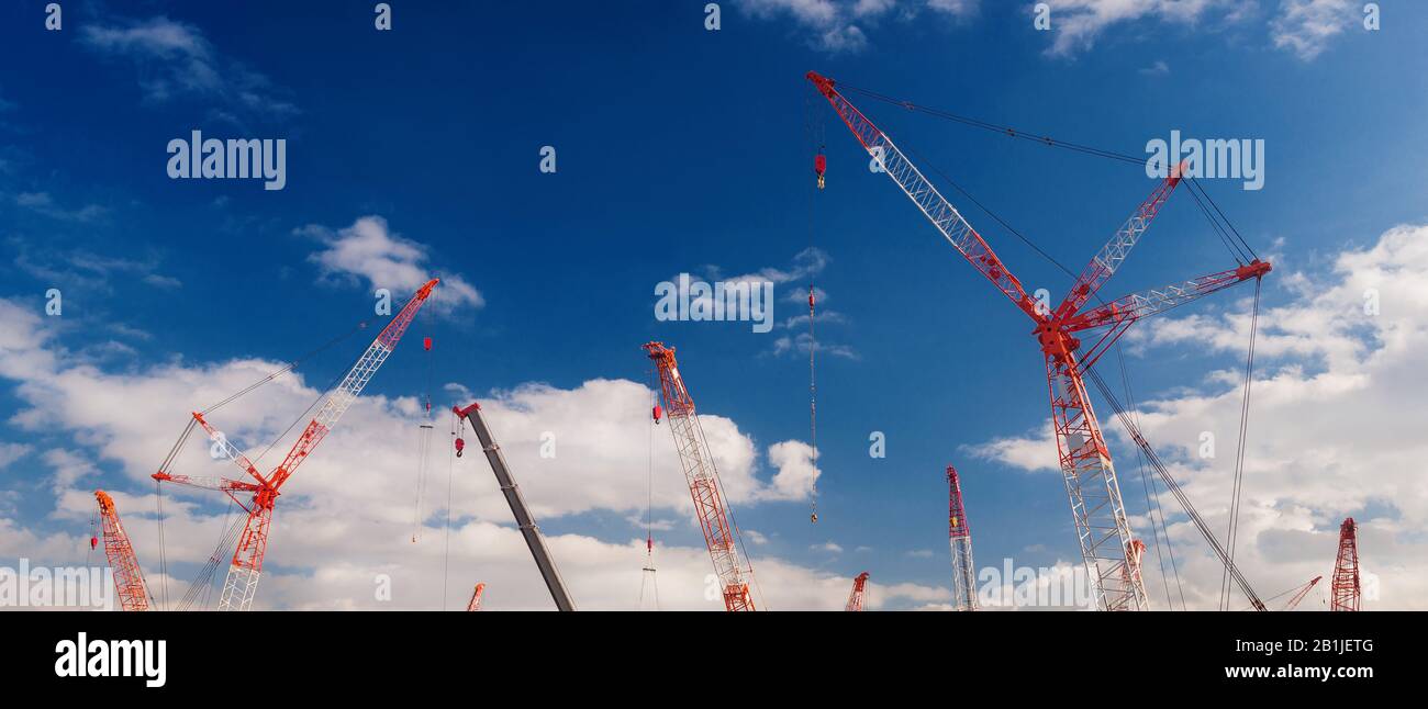 Cantiere con gru al lavoro e belle nuvole Foto Stock