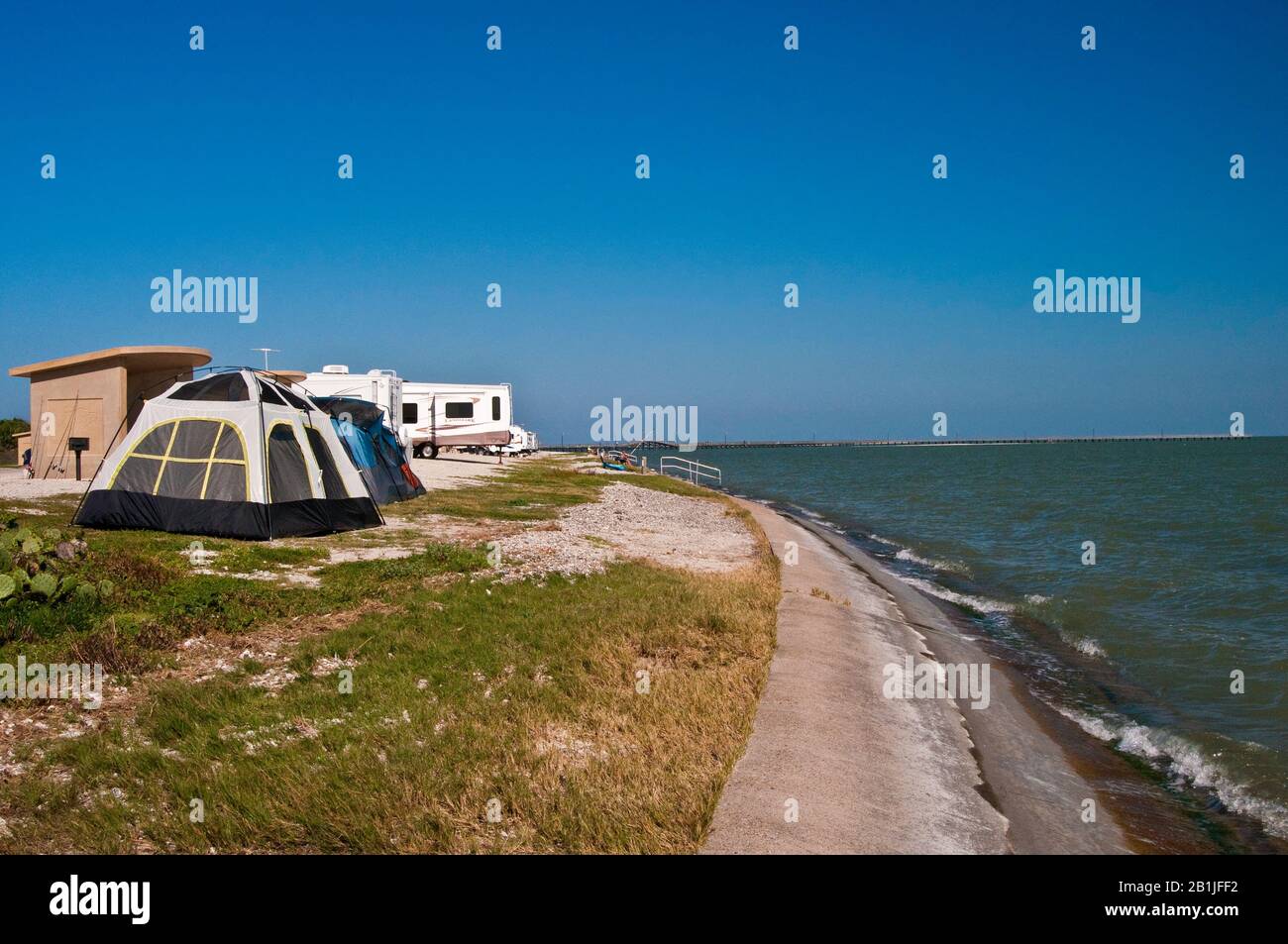 Campeggi Sul Lungomare Di Aransas Bay, Golfo Del Messico, Goose Island State Park, Gulf Coast, Texas, Stati Uniti Foto Stock