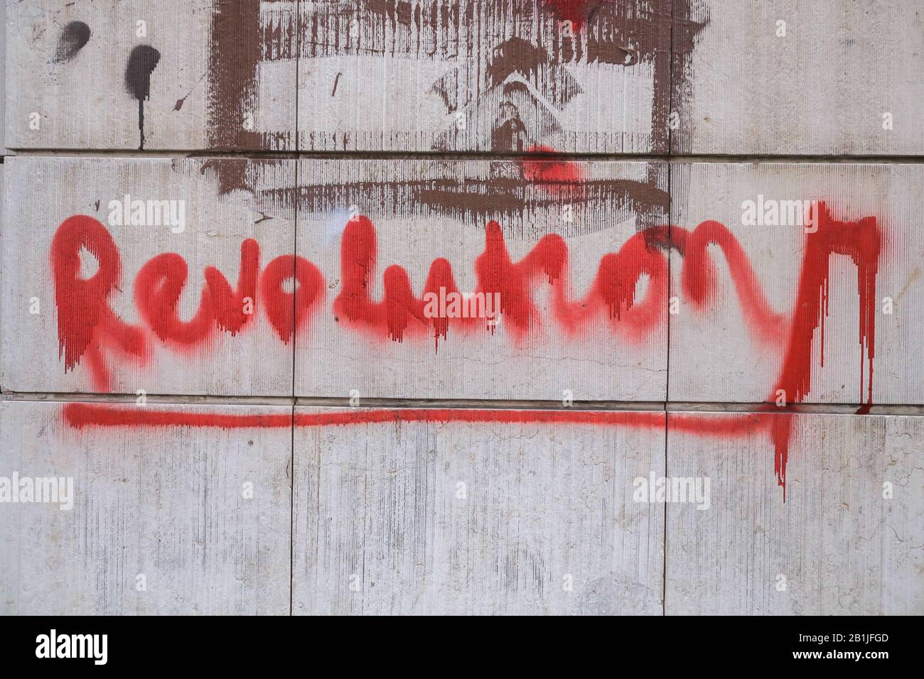 Beirut, Libano. 26 febbraio 2020: La rivoluzione è stata messa al muro di una proprietà commerciale nel quartiere centrale degli affari di Beirut da parte dei manifestanti anti anti governativi che si battono contro la corruzione del governo libanese e la crisi economica. I manifestanti si sono scontrati con le forze di sicurezza libanesi a Beirut cercando di fermare un voto di fiducia in parlamento sul nuovo gabinetto che dicono non soddisfa le loro richieste, e non può salvare il Libano da disastro economico.Credit: Amer ghazzal/Alamy Live News Foto Stock