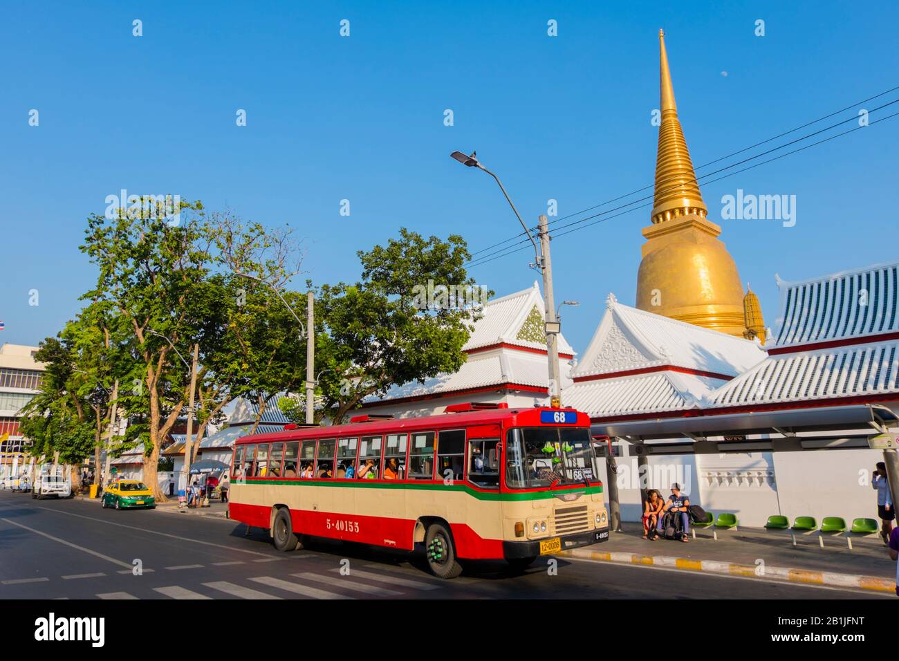Autobus locale, di fronte a Wat Bovoranives Vihara, Banglamphu, Bangkok, Thailandia Foto Stock