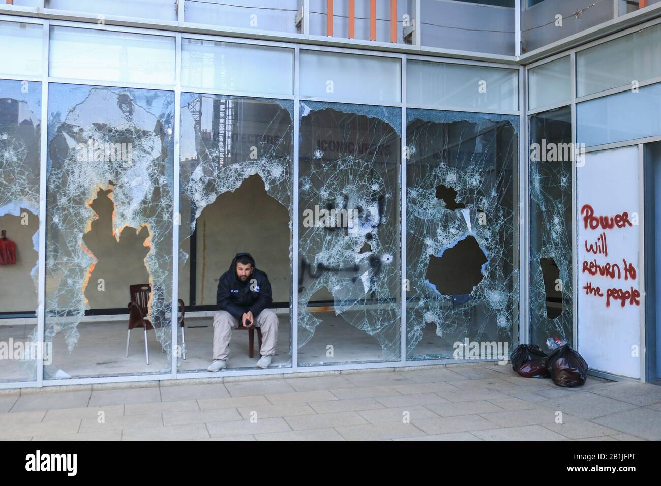 Beirut, Libano. 26 febbraio 2020: Proprietà commerciale nel distretto centrale degli affari di Beirut danneggiata dai manifestanti anti governativi che lottano contro la corruzione del governo libanese e la crisi economica. I manifestanti si sono scontrati con le forze di sicurezza libanesi a Beirut cercando di fermare un voto di fiducia in parlamento sul nuovo gabinetto che dicono non soddisfi le loro richieste e non può salvare il Libano dal disastro economico. Credit: Amer ghazzal/Alamy Live News Foto Stock