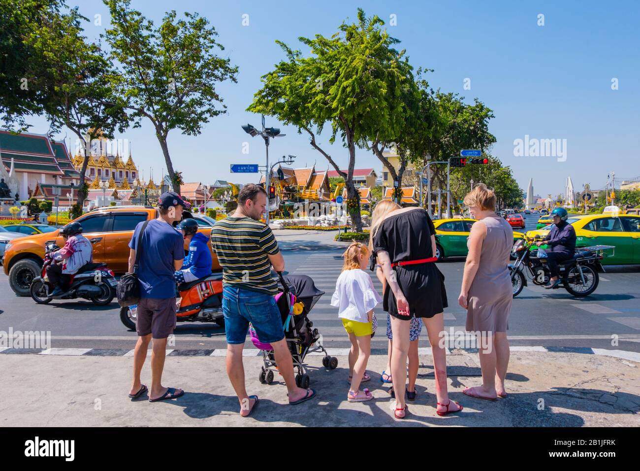 Via Ratchadamnoen Klang, Banglamphu, Bangkok, Tailandia Foto Stock