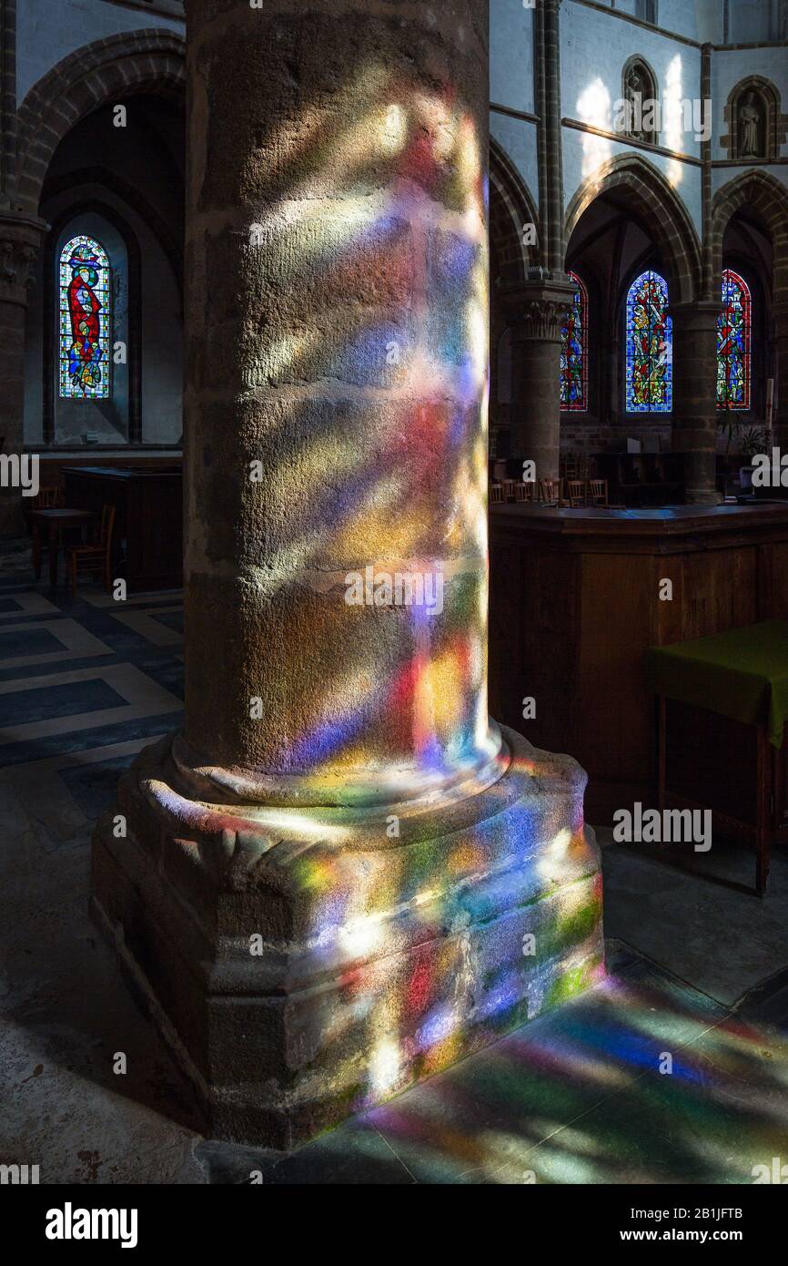 Mortain, Stiftskirche St-Evroult. Innen. Lichtspiel auf einer Säule Foto Stock