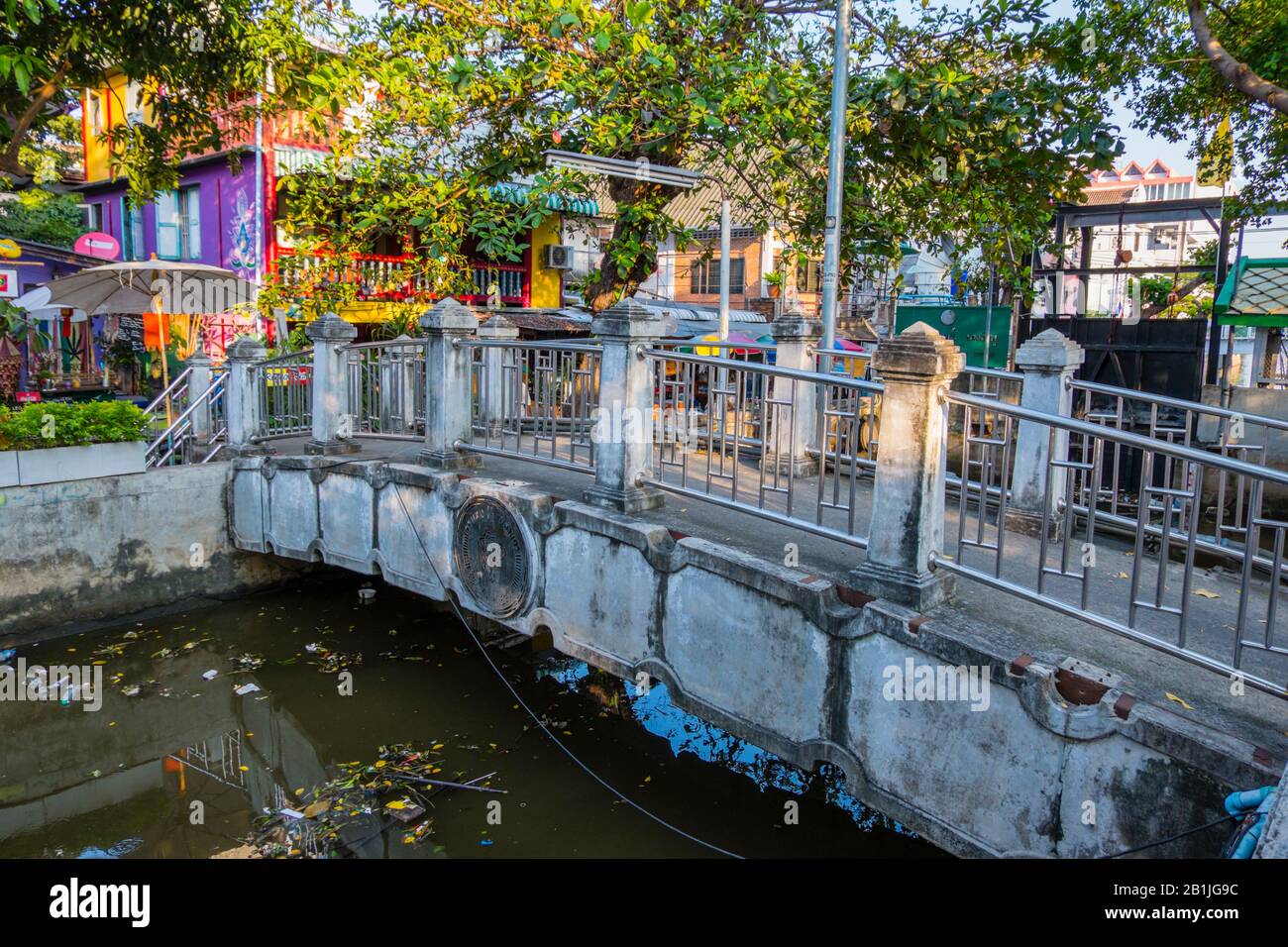 Ponte in stile veneziano, che attraversa il canale Khlong Bang Lamphu, Banglamphu, Bangkok, Thailandia Foto Stock