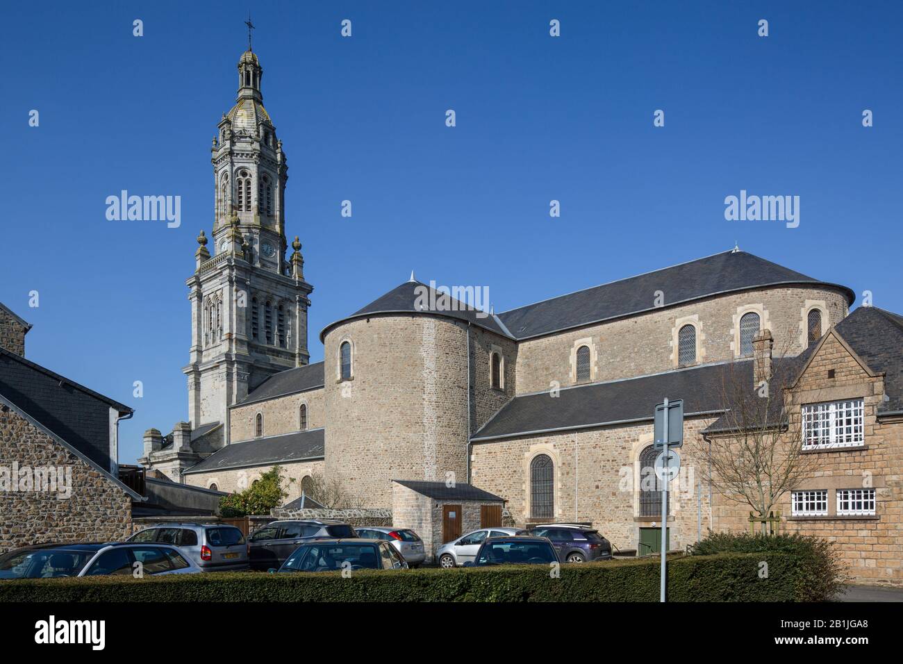 Avranches, Basilika St-Gervais. Neoklassizist Umgestaltg 1843 Turm im Neorenaissancestil 1899 fertig nicht von SO Foto Stock
