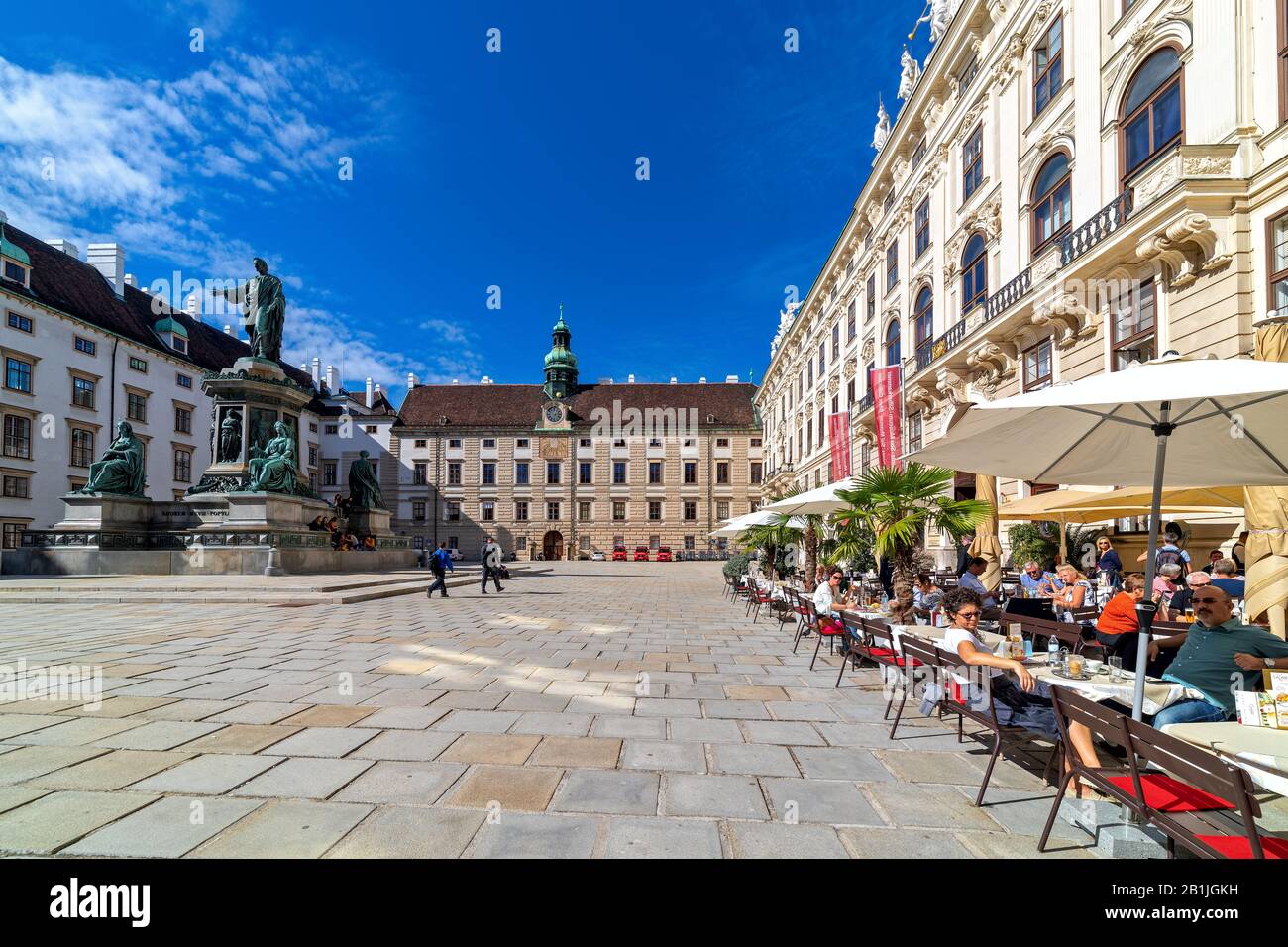 Persone sedute in ristorante all'aperto nel cortile interno di Hofburg - ex palazzo imperiale a Vienna, Austria. Foto Stock