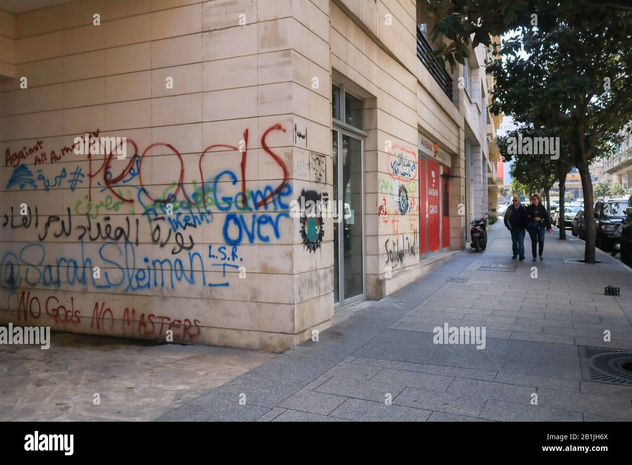 Beirut, Libano. 26 febbraio 2020: Proprietà commerciale nel distretto centrale degli affari di Beirut danneggiata dai manifestanti del governo anti che si battono contro la corruzione del governo libanese e la crisi economica. I manifestanti si sono scontrati con le forze di sicurezza libanesi a Beirut cercando di fermare un voto di fiducia in parlamento sul nuovo gabinetto che dicono non soddisfa le loro richieste, e non può salvare il Libano da disastro economico.Credit: Amer ghazzal/Alamy Live News Foto Stock