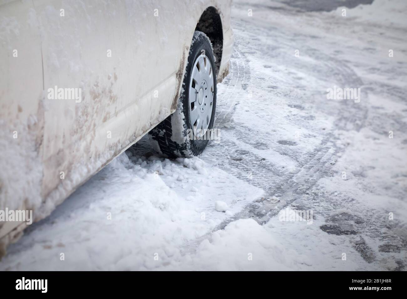 Gli pneumatici sono scivolati su una strada innevata, in Germania Foto Stock