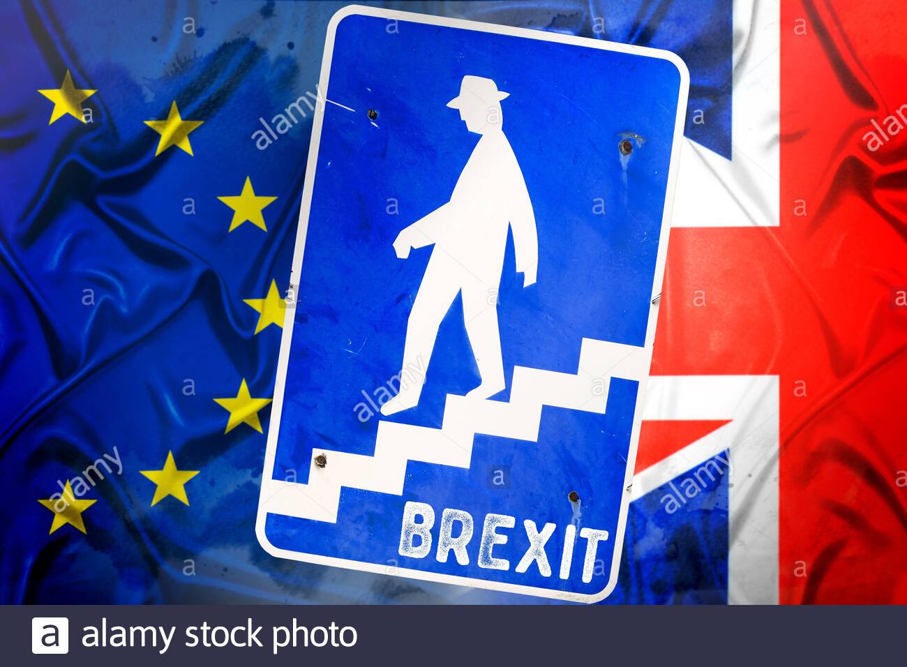 Bandiera Europea Bandiera Della Gran Bretagna E Segnale Di Traffico Di Una Persona Salire I Gradini Brexit Foto Stock Alamy