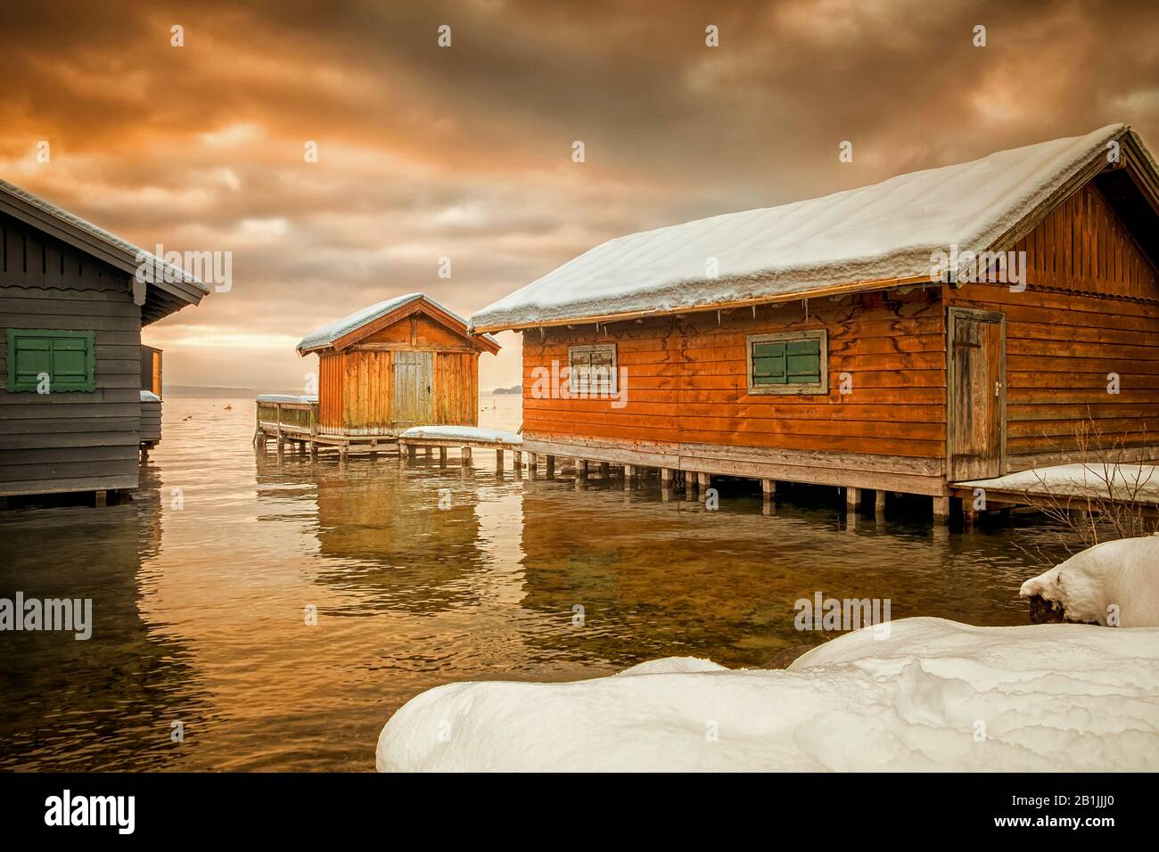 Case in barca sul lago Starnberg in inverno, Germania, Baviera, Tutting Foto Stock