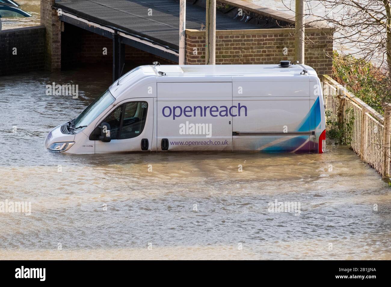 BT Openreach van sommerso nel fiume Severn washwater a Shrewsbury, Shropshire, Inghilterra, Regno Unito. Foto Stock