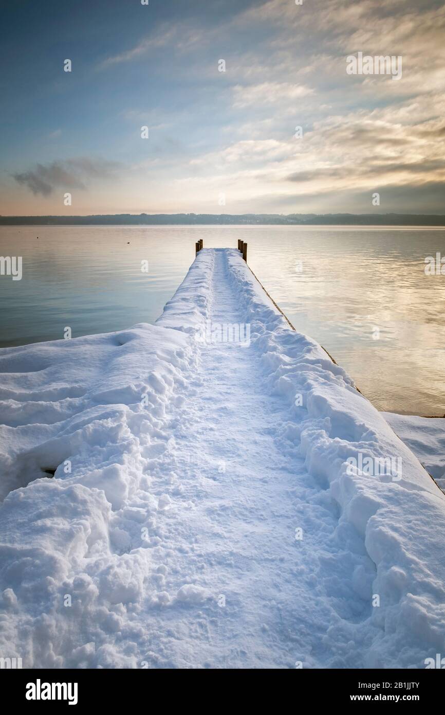 Approdo innevato sul Lago Starnberg, Germania, Baviera, Tutting Foto Stock