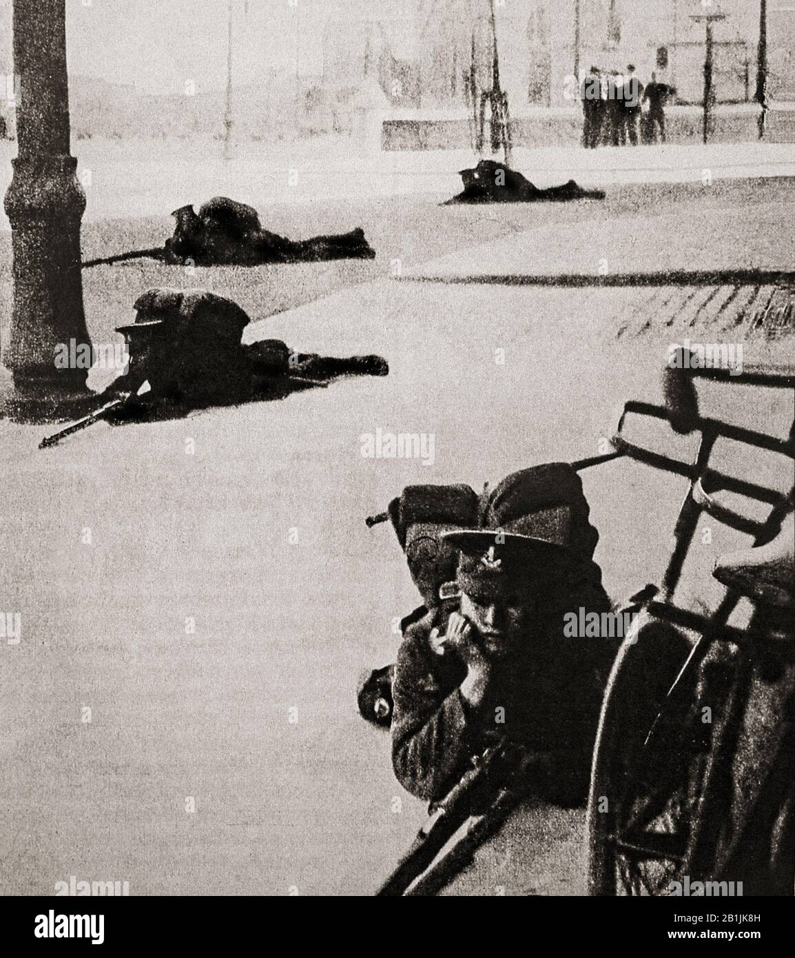 I soldati britannici dopo il Rising pasquale, lanciati dai repubblicani irlandesi per porre fine al governo britannico in Irlanda e istituire una Repubblica irlandese indipendente, mentre il Regno Unito stava combattendo la Prima guerra mondiale. Fu la rivolta più significativa in Irlanda dalla ribellione del 1798 e dalla prima azione armata del periodo rivoluzionario irlandese. Sedici dei leader del Rising furono giustiziati nel maggio 1916, ma l'insurrezione, la natura delle esecuzioni e i successivi sviluppi politici contribuirono in ultima analisi ad aumentare il sostegno popolare all'indipendenza irlandese. Foto Stock
