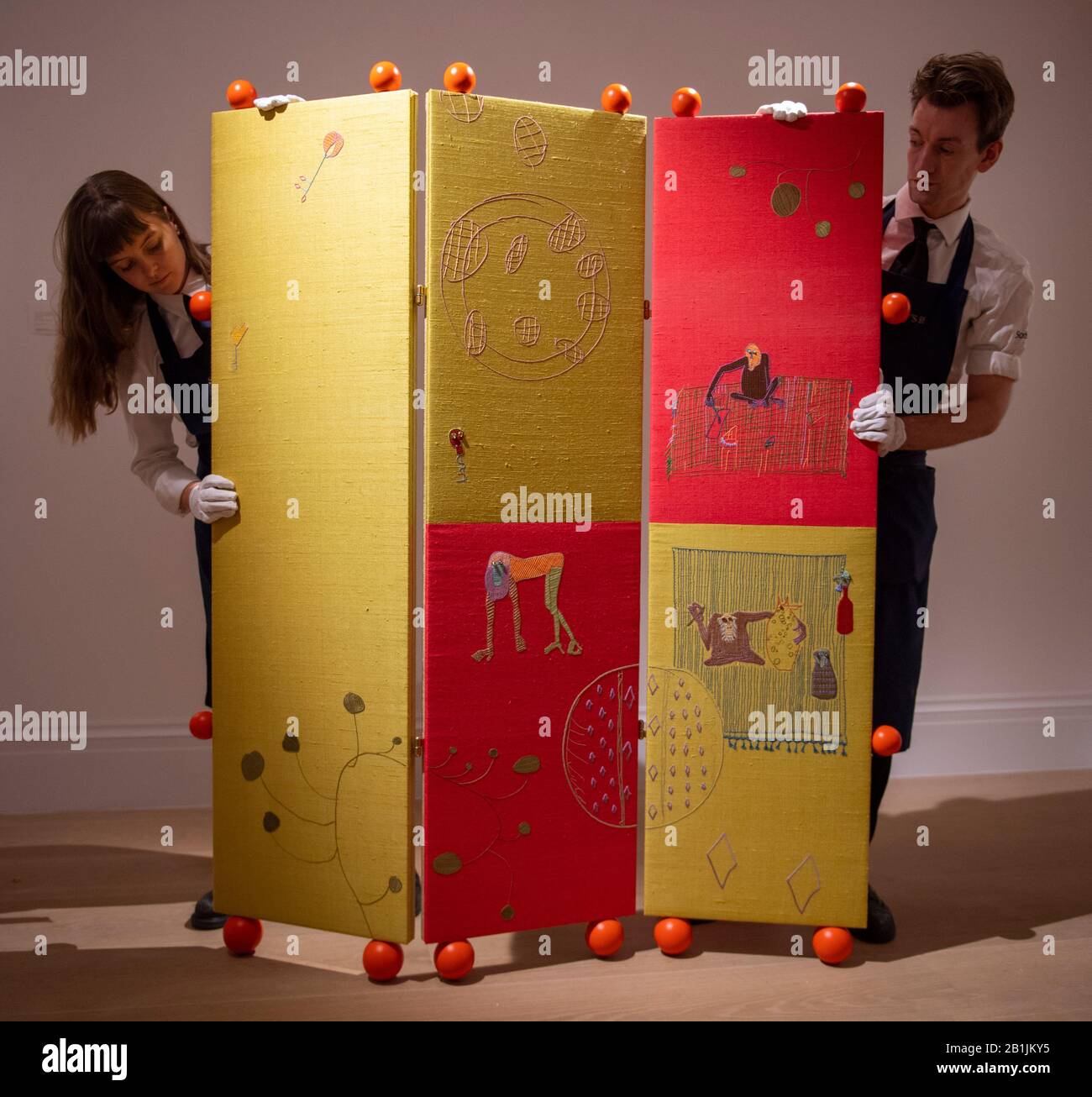 Sotheby’s, Londra, Regno Unito. 26th febbraio 2020. Il co-ospite di Sotheby Human Touch con il principale lavoro di beneficenza fine Cell, una mostra di opere d'arte uniche di artisti contemporanei in collaborazione con prigionieri (Stitchers in British Prisons) su opere d'arte uniche, dal 26 febbraio al 3 marzo 2020. Immagine: Francis Upritchard. The Artists, 2019. Prezzo di partenza £7.000. Credito: Malcolm Park/Alamy Live News. Foto Stock