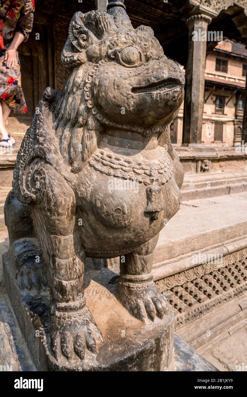 Statua di fronte al tempio indù Krishna Mandir a Durbar Square di Lalitpur (Patan), Kathmandu valle, Nepal Foto Stock