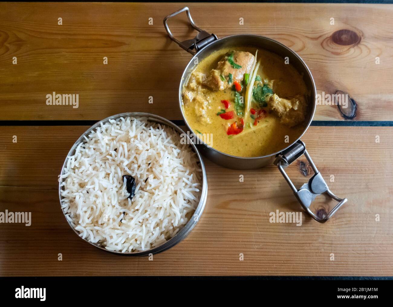 Curry di pollo servito con riso Basmati -- cibo indiano Foto Stock