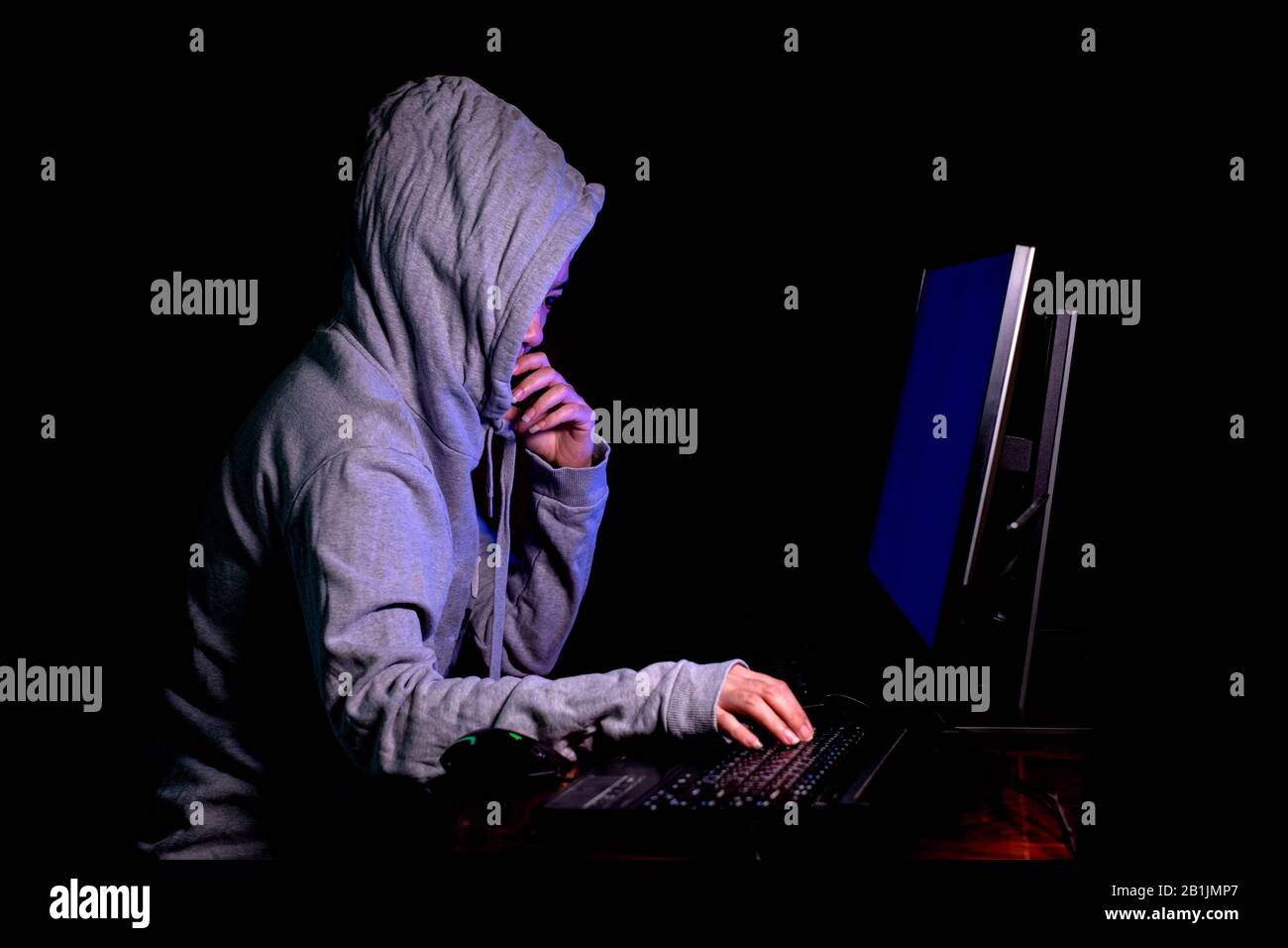 Le donne hacker si spezza in server di dati governativi e Infetta Il loro sistema con un virus nel suo luogo nascosto ha un'atmosfera oscura Foto Stock