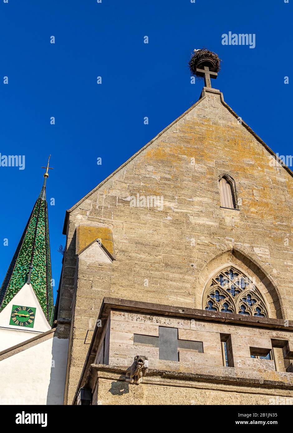 Chiesa di San Giovanni Battista con nido cicogna in centro termale e città termale di Bad Saulgau, Germania Foto Stock