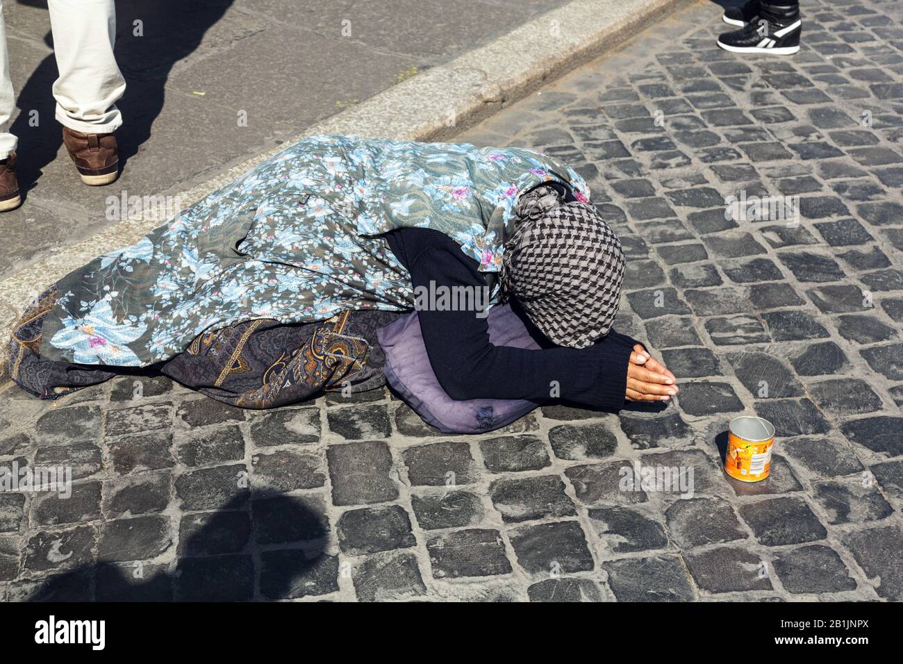Vecchia donna che implora una via a Roma, Italia Foto Stock