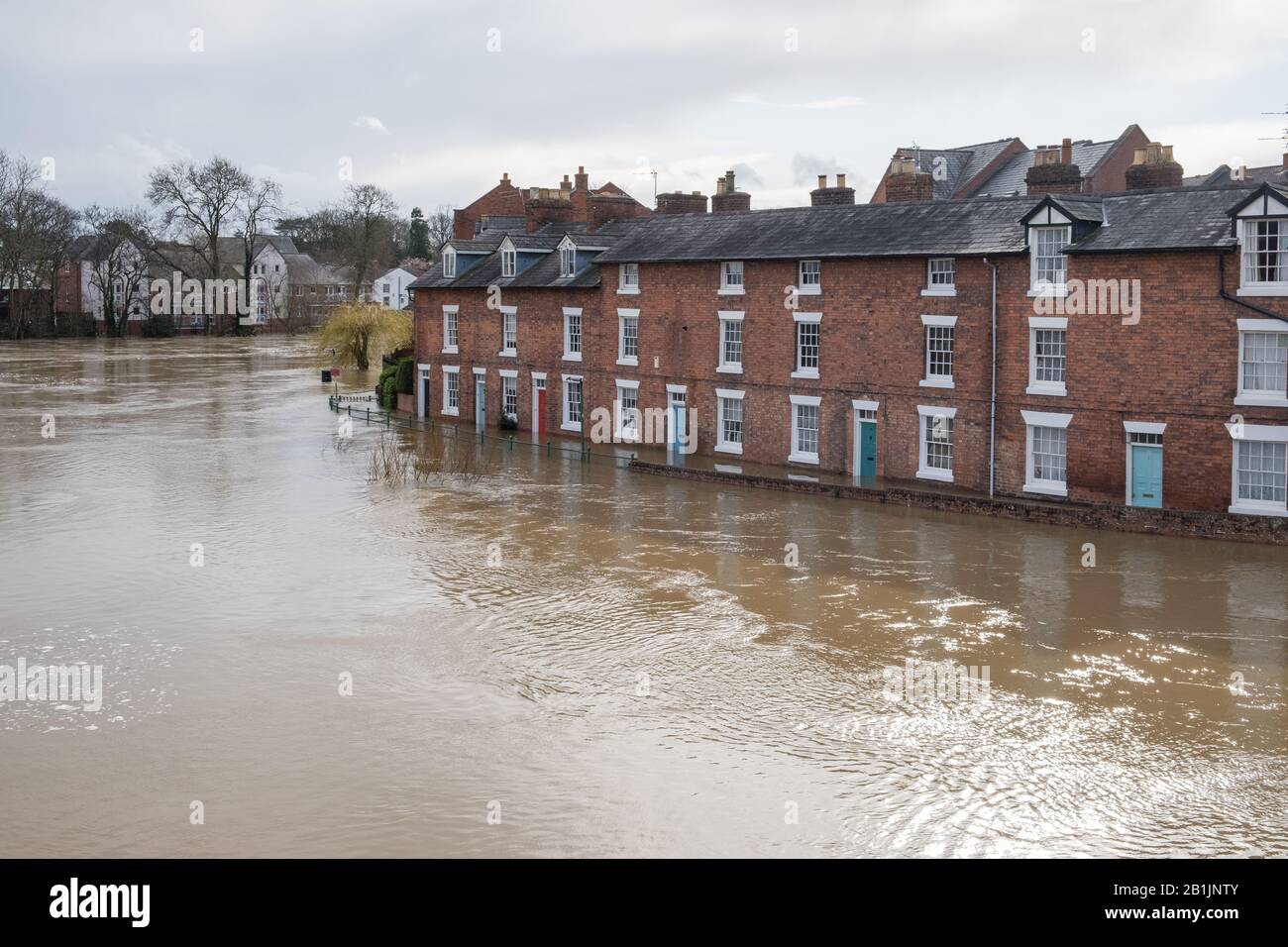 Shrewsbury, Shropshire 25 Febbraio 2020. Livelli d'acqua senza precedenti sul fiume Severn ha causato gravi inondazioni in tutta Shrewsbury. Foto Stock