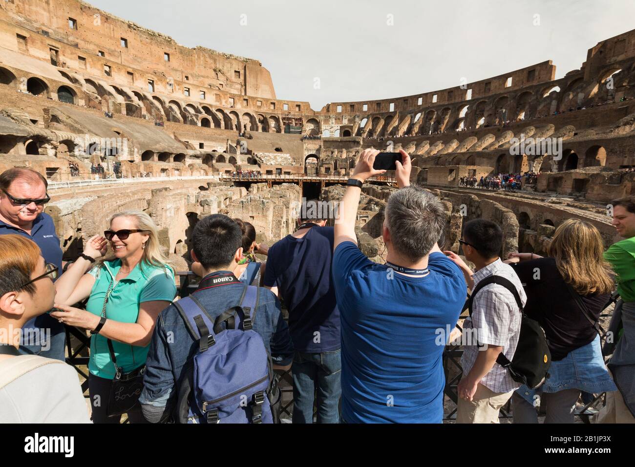 Turisti al Colosseo di Roma Foto Stock