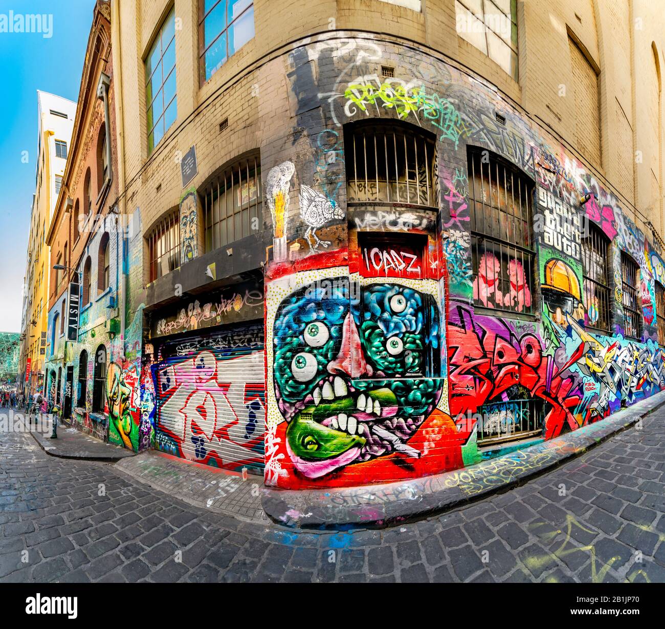 Luminoso matto divertente viso con molti occhi che fumano, graffiti pieni vicolo modo, Hosier Street, Melbourne Lanes, Melbourne, Victoria, Australia Foto Stock