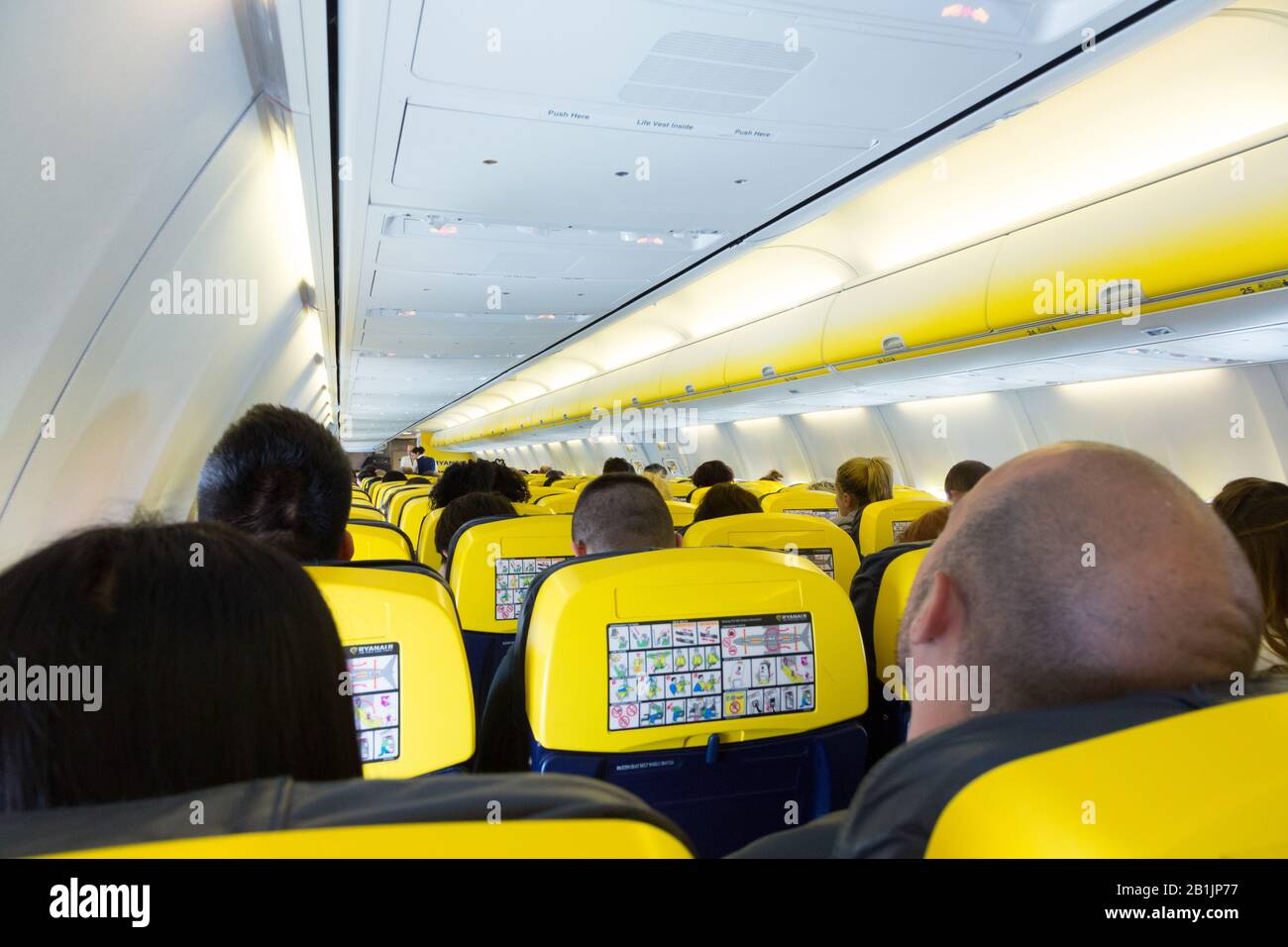 Passeggeri a bordo di un aeromobile Ryanair 737-800 Foto Stock