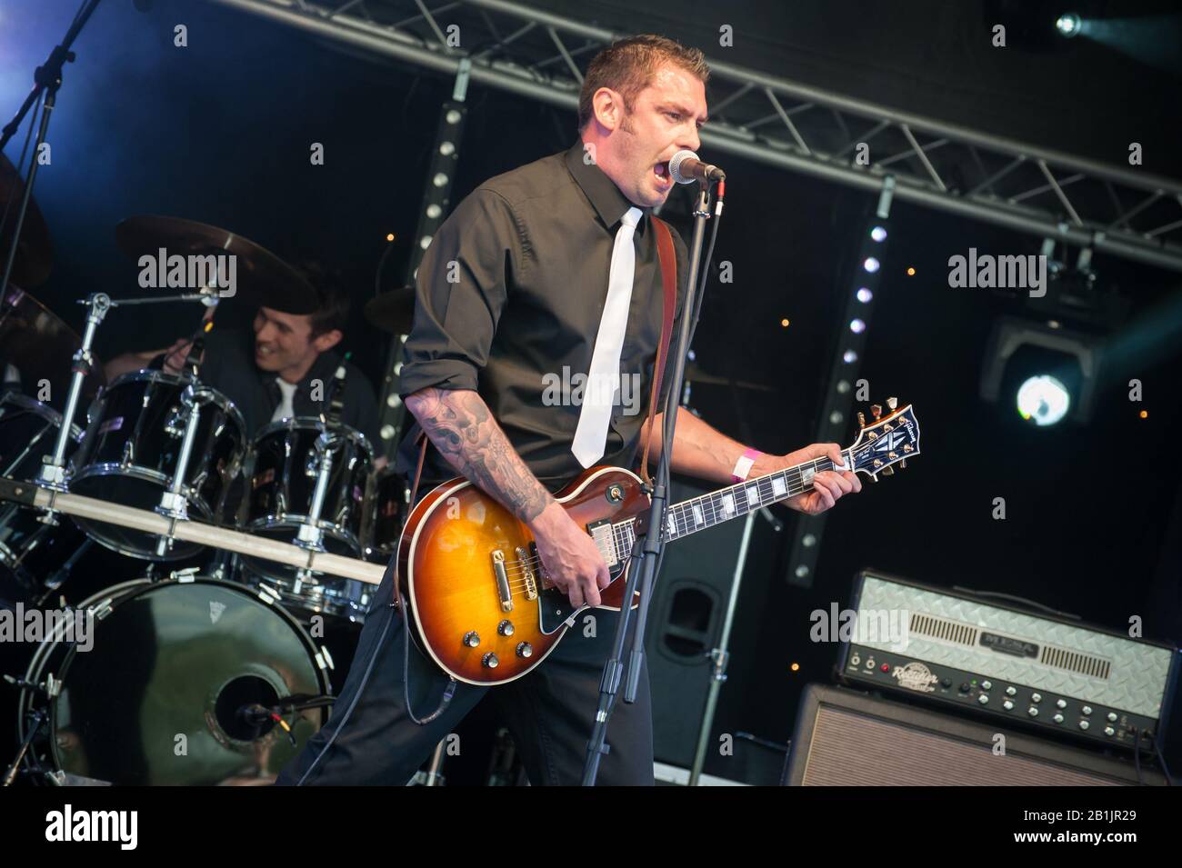 Lee Tilbury fronting duel ACT tribute band The Chili Fighters al GOTG Festival di Yateley, Regno Unito, il 30 giugno 2012 Foto Stock