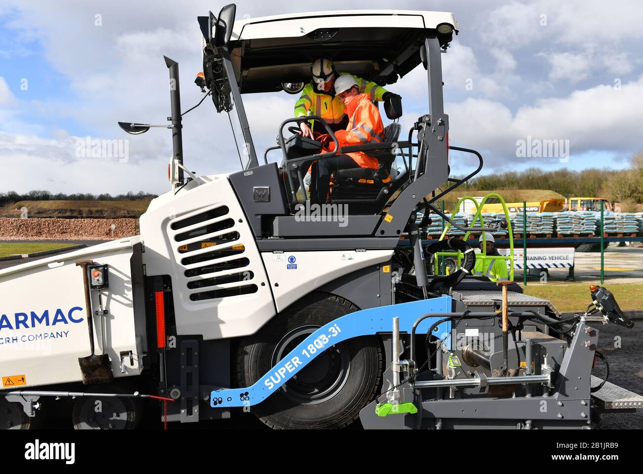 Il Duca di Cambridge (a sinistra) che opera una asfaltatrice durante una visita al Parco Nazionale Delle Abilità e sicurezza di Tarmac nel Nottinghamshire. Foto Stock
