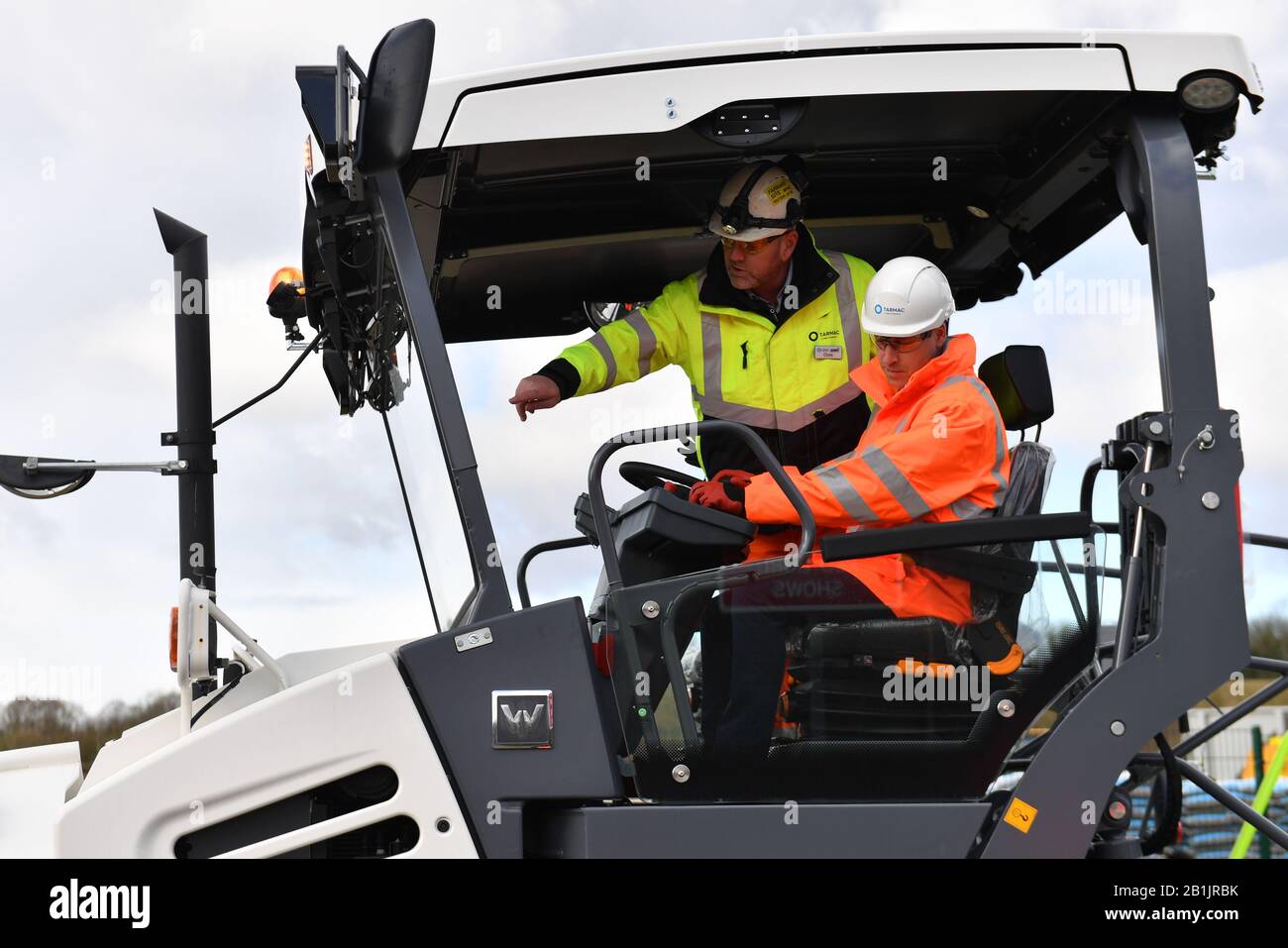 Il Duca di Cambridge (a sinistra) che opera una asfaltatrice durante una visita al Parco Nazionale Delle Abilità e sicurezza di Tarmac nel Nottinghamshire. Foto Stock