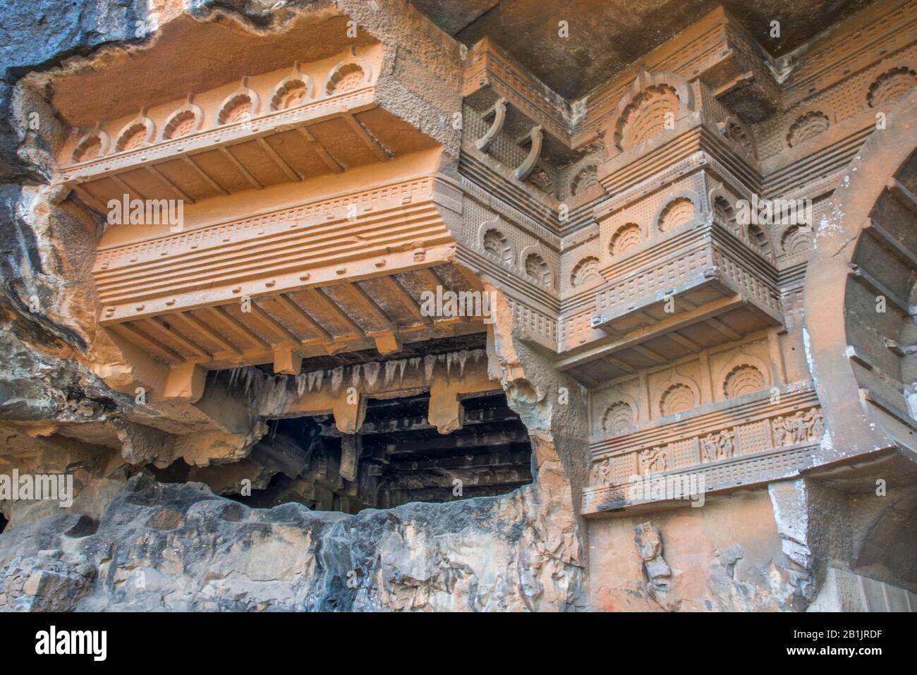 Grotte di Kondana, Karjat, Maharashtra, India : Vista generale della parte superiore della façade che mostra archi in miniatura chaitya e motivo di ringhiera. Foto Stock