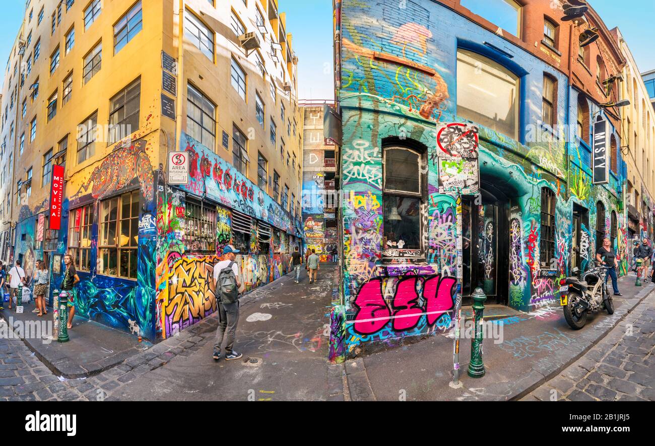 I turisti che esplorano i viottetti pieni di graffiti, Hosier Street, Melbourne Lanes, Melbourne, Victoria, Australia Foto Stock