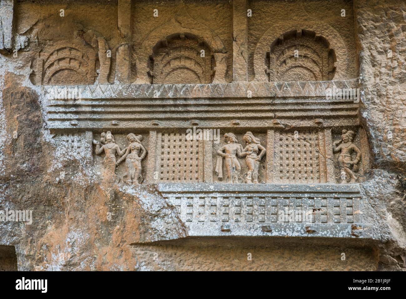 Grotte di Kondana, Karjat, Maharashtra, India : lato Destro di façade che mostra figure danzanti e sopra che sono archi in miniatura. Foto Stock