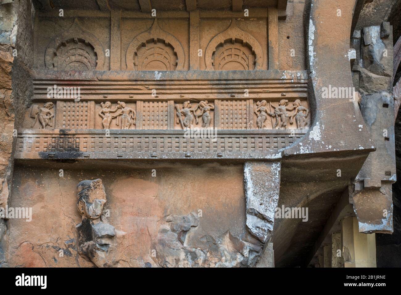 Grotte di Kondana, Karjat, Maharashtra, India : lato sinistro di façade che mostra le figure danzanti sotto cui è il guardiano Yaksha e archi in miniatura sopra. Foto Stock