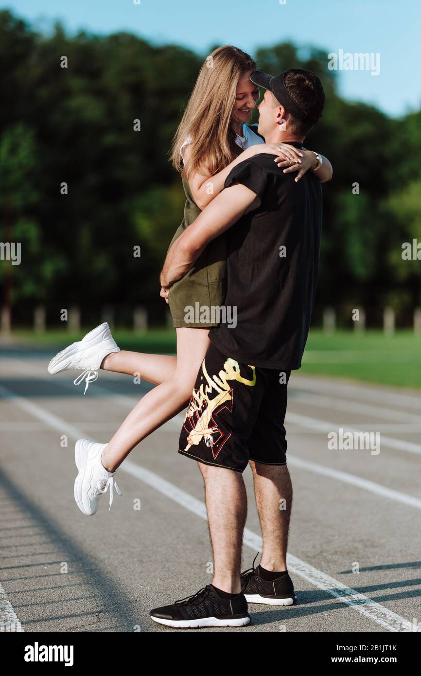 Il ragazzo sollevò la ragazza tra le braccia, e lo abbracciò Foto stock -  Alamy
