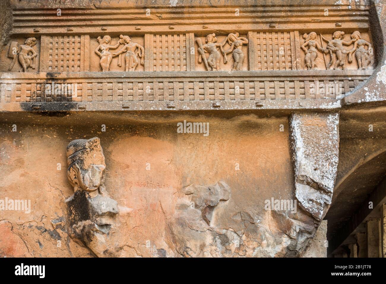 Grotte di Kondana, Karjat, Maharashtra, India : lato sinistro di façade che mostra le figure danzanti sotto cui è il guardiano Yaksha e archi in miniatura sopra. Foto Stock
