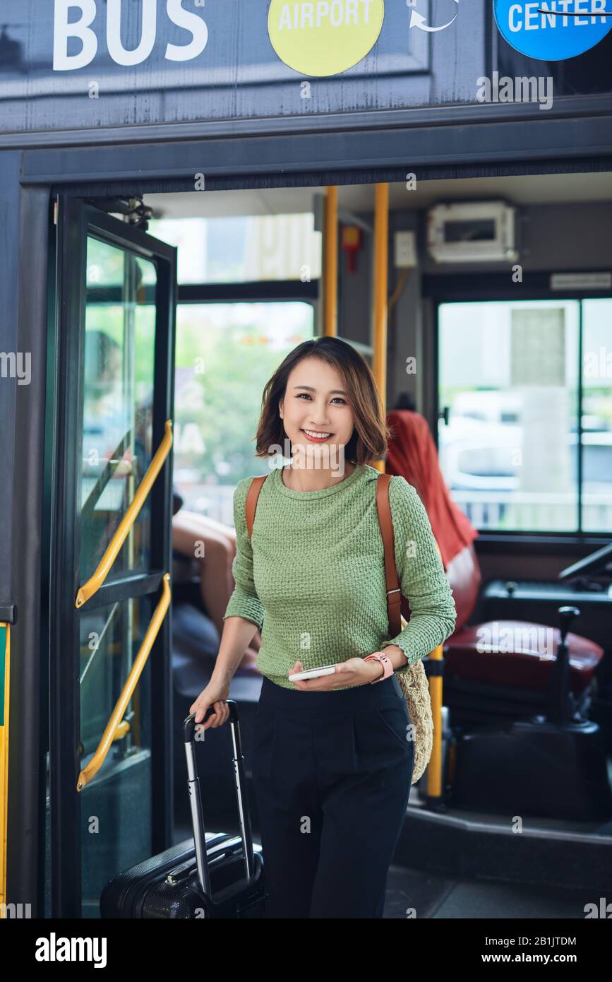 Un viaggiatore asiatici andando fuori il bus terminal Foto Stock