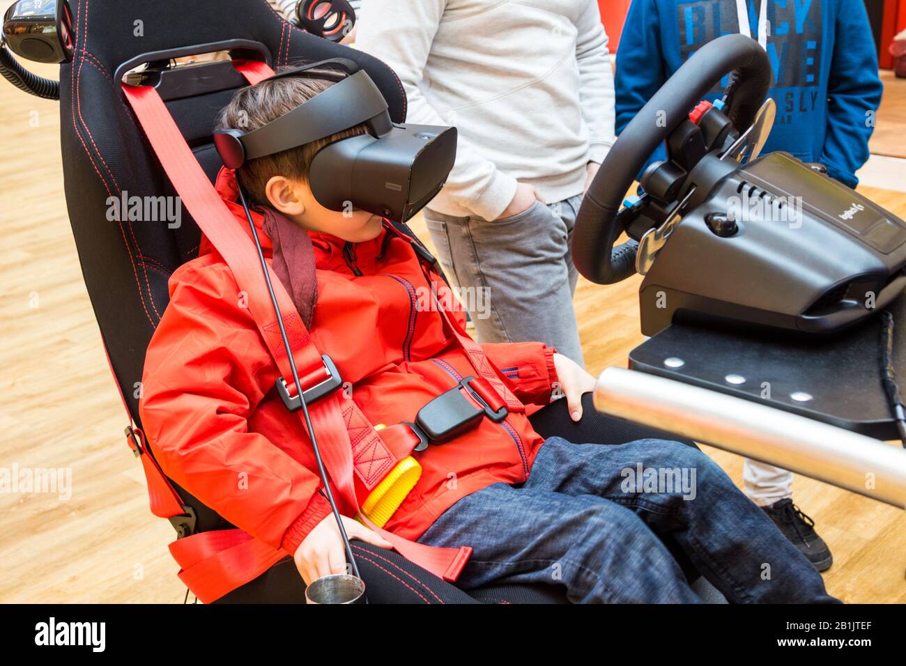 Bambino che indossa il simulatore di astronave Oculus Rift al Csillagszeker Planetarium Show, Sopron, Ungheria Foto Stock