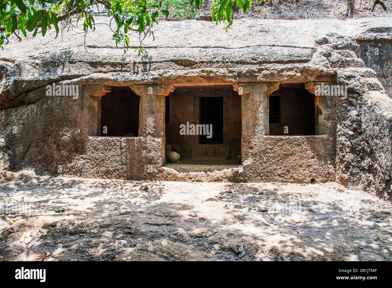 Panhale Kaji o Panhalakaji Grotte, District- Sindhudurg, Maharashtra, India : façade della Grotta n° 6 che mostra due pilastri e pilastri semplici. Foto Stock