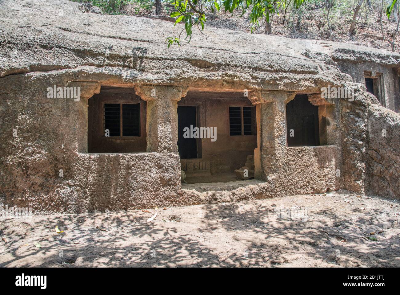 Panhale Kaji o Panhalakaji Grotte, District- Sindhudurg, Maharashtra, India : Façade della Grotta n° 6 che mostra due pilastri semplici e pilastri del ver Foto Stock